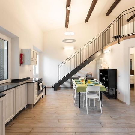 Istay - Zannetti Florence Luaran gambar